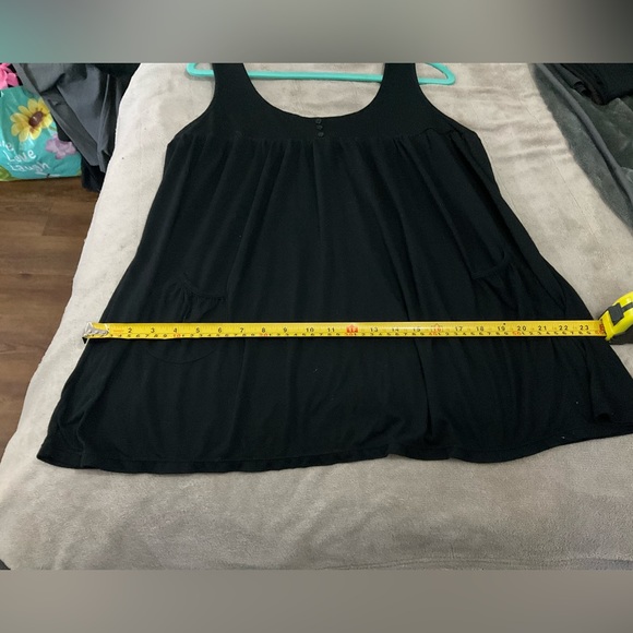 ๐ฅฐ 4/$25- Black tank w/pockets and buttons - measurements added - Picture 9 of 11